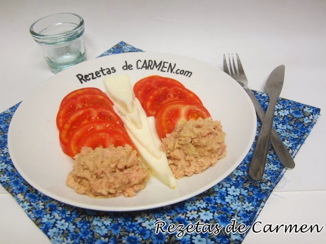 Ensalada de tomate y atún