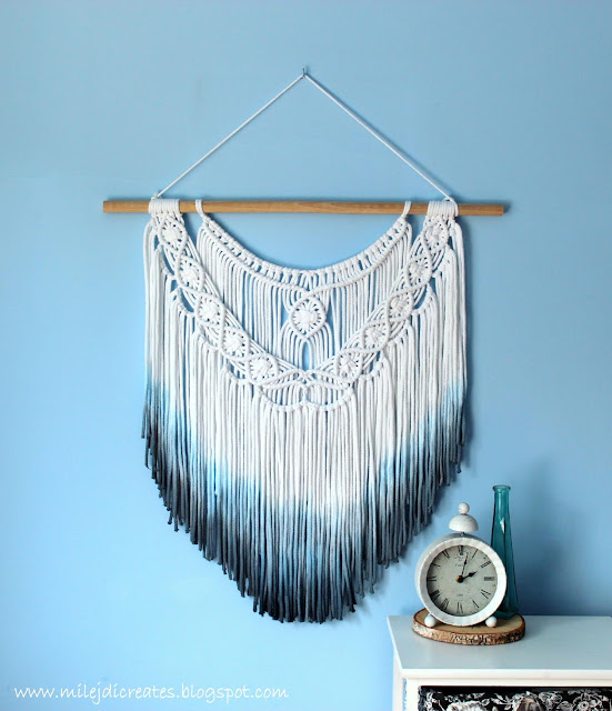 Dekoracje ze sznurka na ścianę makrama na ścianę biała makrama boho z frędzlami, białe dekoracje boho, nowoczesne dekoracje do domu, makramy rzeszów, makrama ombre, macrame ombre, white macrame, drewniane wnętrze, inspiracje drewniana ściana, inspiracje drewno w domu