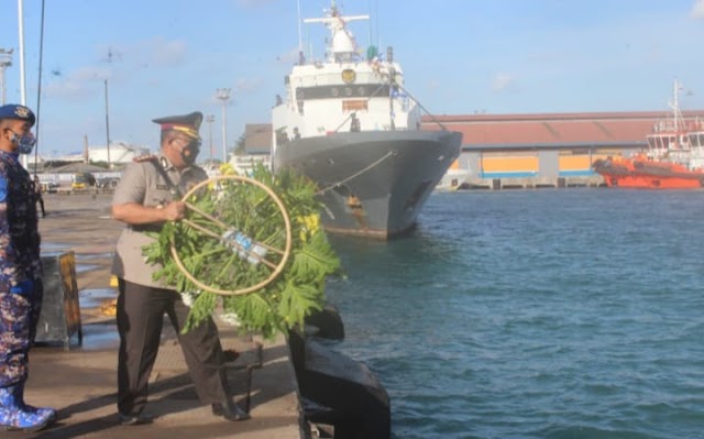 Dir Binmas Polda Lampung Pimpin Tabur Bunga di Laut