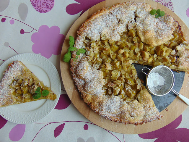 Tarta na orkiszowym spodzie z rabarbarem i migdałami. 