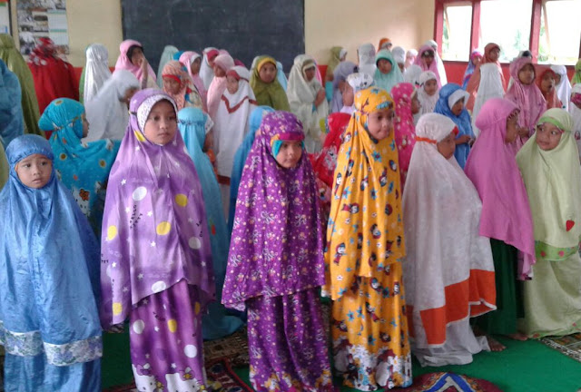 Pesantren Kilat, Siswa MI Muhammadiyah 3 Wonoasri Praktek Sholat Idul fitri yang benar