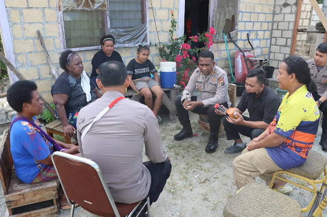 Fredrickus Maclarimboen Dukung Mama-mama Papua Peracik VCO di Sentani.lelemuku.com.jpg