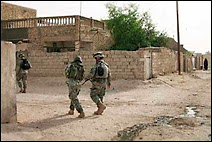 Soldats américains du 1er Bataillon du 502e Régiment d'infanterie en patrouille dans la ville de Mahmoudiyah, le 28 mai 2006. Document AP/Ryan Lenz.