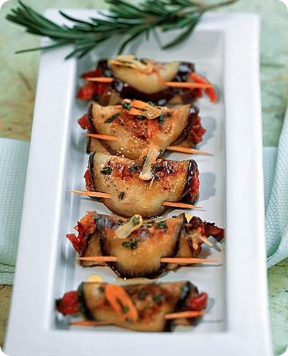 Involtini di melanzane con pomodori secchi e pecorino