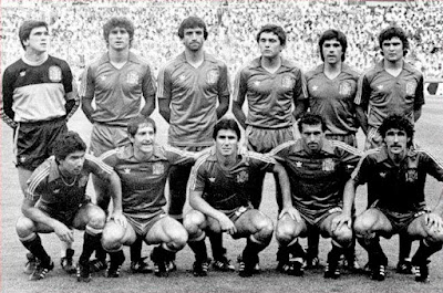 SELECCIÓN DE ESPAÑA. Temporada 1981-82. Luis Arconada, Miguel Tendillo, José Ramón Alesanco, Rafa Gordillo, Santi Urquiaga, José Antonio Camacho. Juanito, Perico Alonso, Carlos Santillana, Quini, Jesús Zamora. SELECCIÓN DE ESPAÑA 1 SELECCIÓN DE ALEMANIA FEDERAL 2. Viernes, 02/07/1982. XII Copa del Mundo España 1982, 2ª fase, Grupo B, 2º partido. Madrid, España, estadio Santiago Bernabeu: 100.000 espectadores. Árbitro: Paolo Casarín, Italia; linieres: Wöhrer, Austria; Palotai, Hungría. GOLES: 0-1: 49’, Littbarski recoge un rechace de Arconada a un tiro lejano de B. Förster y marca. 0-2: 75’, Fischer marca a puerta vacía tras un pase de Littbarski que había regateado a Arconada en su salida. 1-2: 81’, Zamora remata de cabeza un centro de Tente Sánchez.