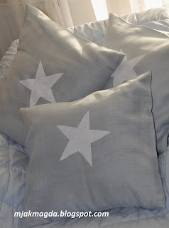ozdobna lniana rbłękitna ręcznie malowana poduszka z błękitnego perłowego lnu ręcznie malowana biała gwiazdka