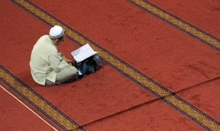 Muslim baca Qur'an (foto AFP)