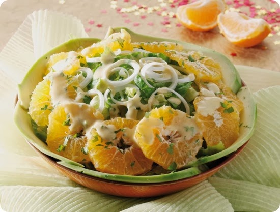 Misto di lattughe con avocado e mandarini