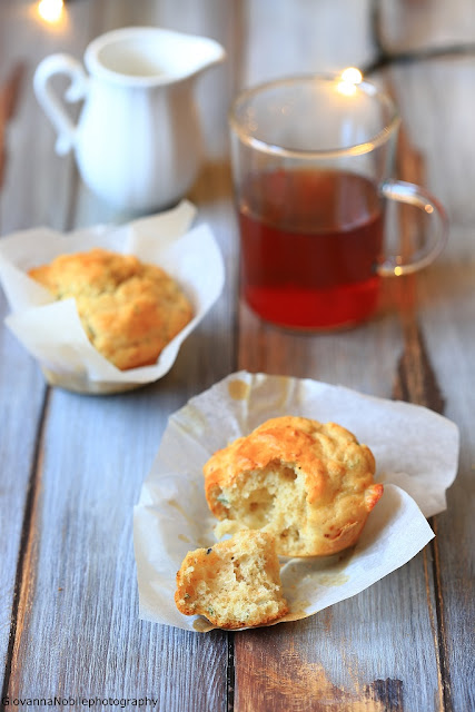 Muffin con scamorza e nocciole