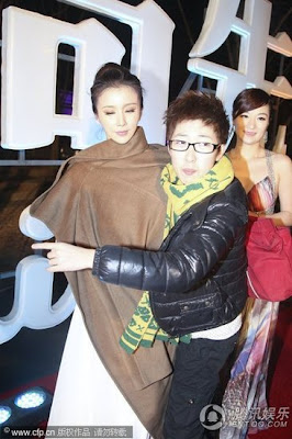 Sun Feifei’s gown falls off on fashion event after being stepped accidentally