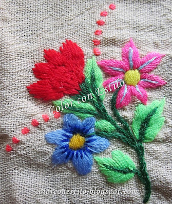 Hermoso bordado de flores en tela de bayeta