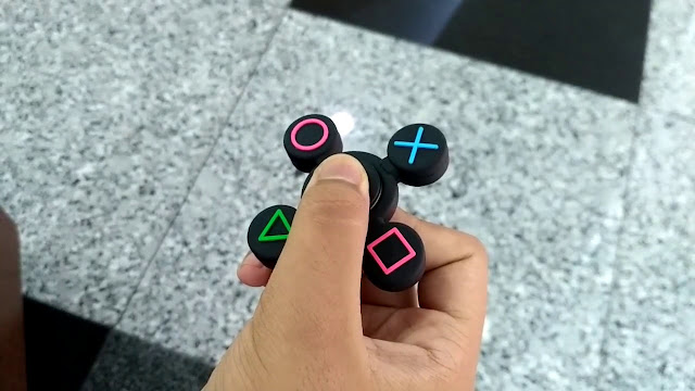 5 Bentuk Fidget Spinner Unik, PlayStation Spinner
