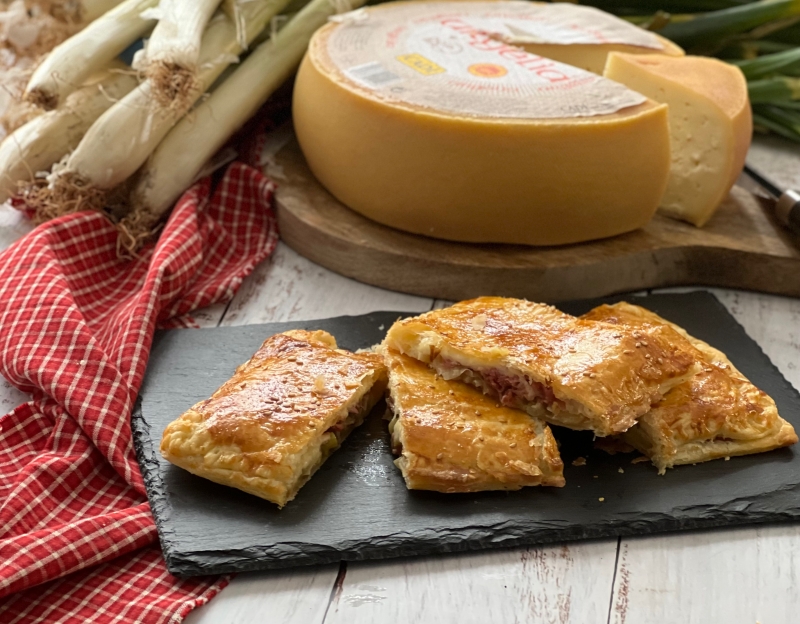 Empanada de calçots con jamón y queso Urgèlia