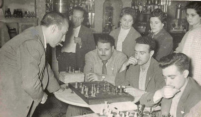 Lladó dando unas simultáneas de ajedrez en La Pobla de Lillet en 1957