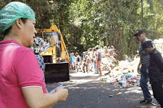 Catatan Redaksi :  Ada Sekretaris Kota, Walikota dan Kadis LH, kog Ketua TP PKK turun ngurusin sampah?