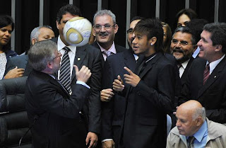 Neymar e Santos recebem homenagem na câmara dos deputados