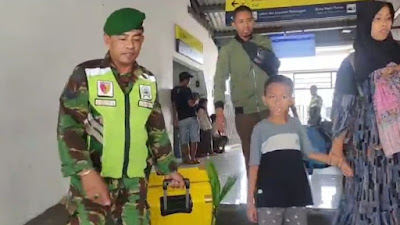 Bantu Pemudik di Stasiun Kota Madiun, Aksi Prajurit TNI Mendapat Pujian