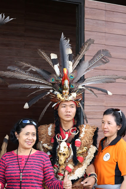 Pria Dayak Berfoto bersama pengunjung