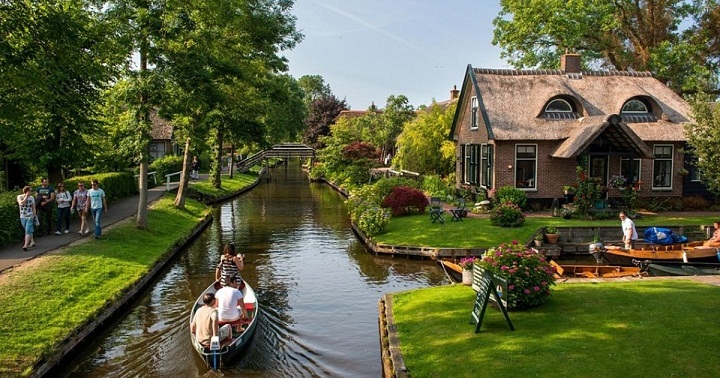 Giethoorn, Desa Alami yang Terapung di Atas Air 