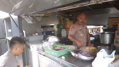 Brimob Polda Banten Terjunkan Mobil Dapur Lapangan Bantu Korban Banjir di Serang