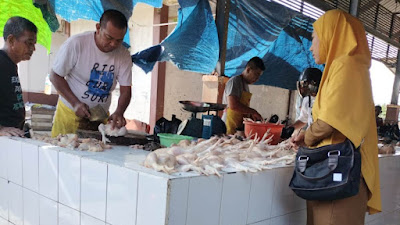 Pasar Tradisional Sebukit Rama Mempawah : Ayam dan Udang Naik di Pekan Kedua Ramadan 1445 H