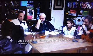se observa otra toma de los profesores Diego, Santiago y alumnos en la entrevista realizada en el estudio