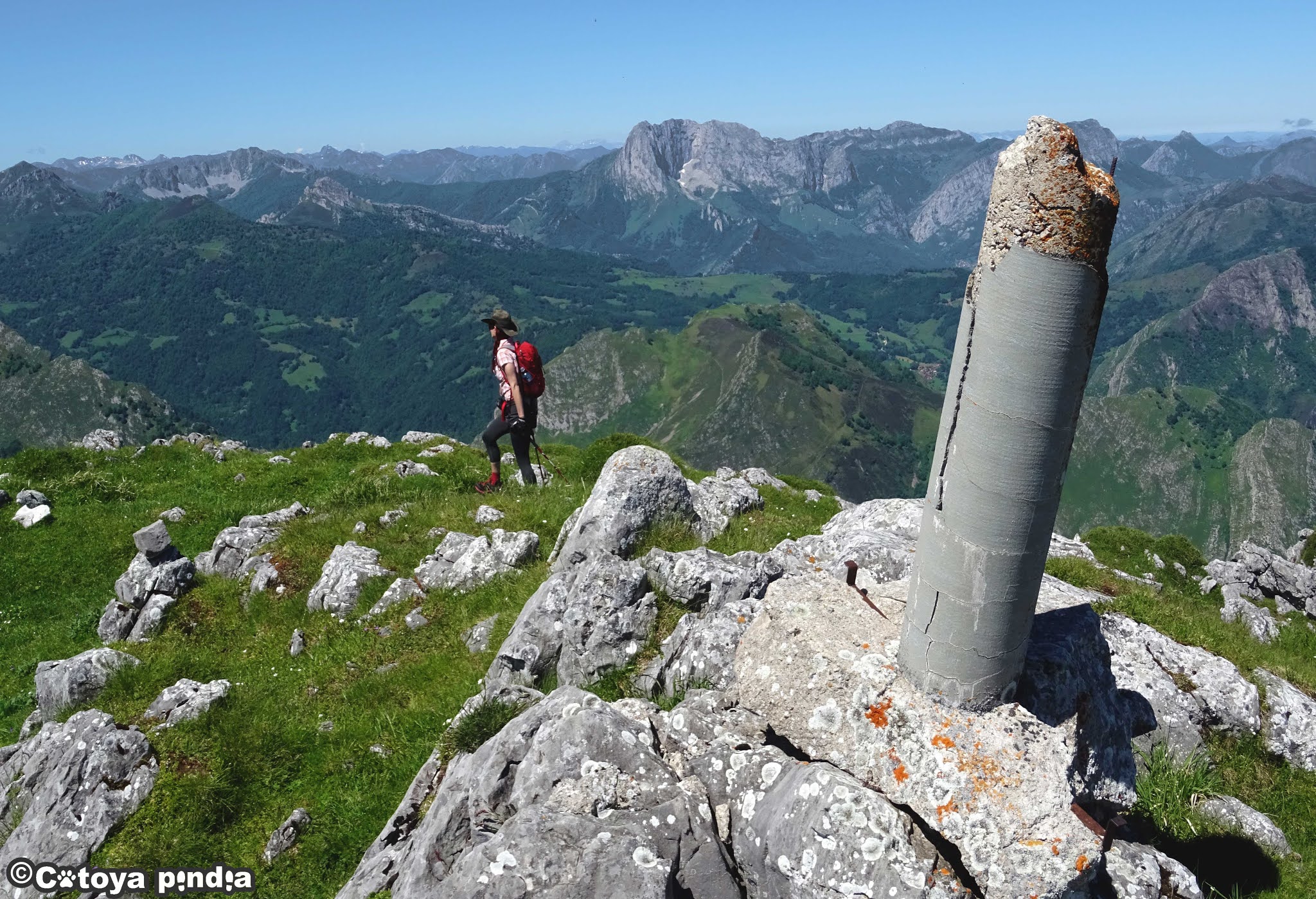 Vértice geodésico de la Porra de Valdepino en el Precornión en Picos de Europa.