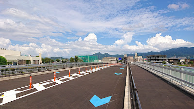 粟ヶ池バイパスと粟ヶ池大橋(富田林市)