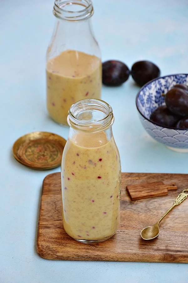 Koktajl jaglany ze śliwkami, brzoskwiniami i bananem