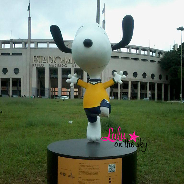 Snoopy Torcendo pelo Brasil em frente ao Estádio do Pacaembu