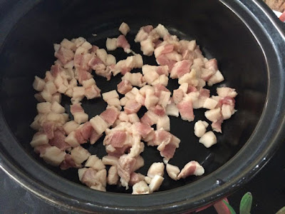 Thịt ba rọi cắt hạt lựu xào sơ