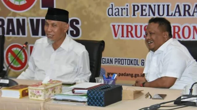 Foto: Wali Kota Padang Buya Mahyeldi dan Kabag Prokopim Amrizal. Tak Benar Walikota Padang Positif Terinfeksi Covid-19.