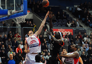 Imagen de Savané tirando a canasta frente a un defensor del Cedevita Zagreb