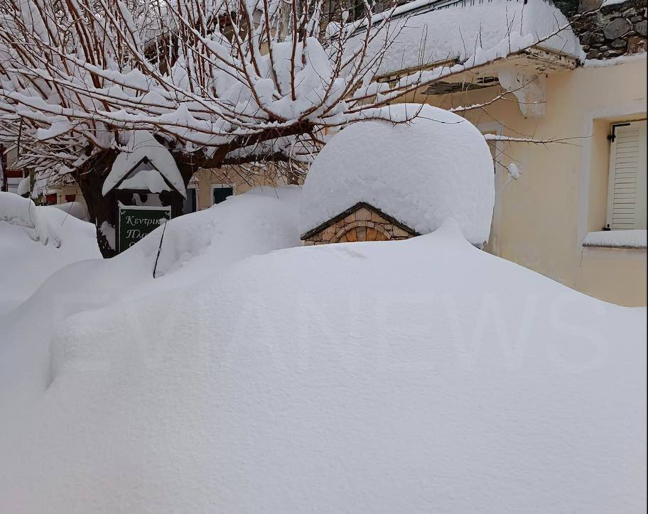 Εύβοια: Θάφτηκε η Στενή από το χιόνι