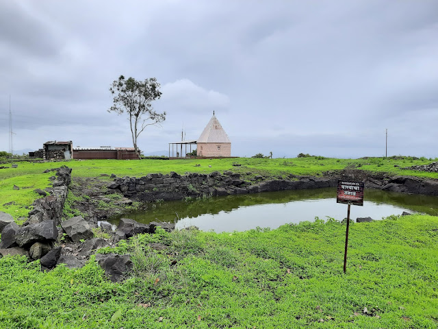 वैराटगडावरील पाण्याचा तलाव व मागे दिसत असलेले वैराटेश्वर मंदिर