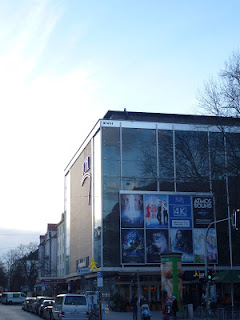 XVII - am Royal-Kino am Münchner Goethe-Platz   