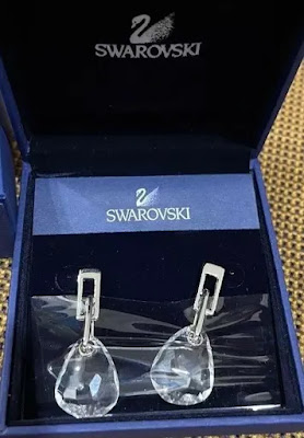 Pendientes perforados colgantes blancos PARALLELE Swarovski genuinos.