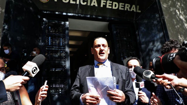 Wassef recomprou Rolex dado a Bolsonaro e vendido por pai de Mauro Cid para entregar ao TCU
