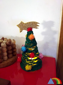 Mini árbol de Navidad de lana decorado con vela led
