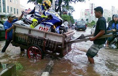 VALENTINO ROSSI LUCU DAN GOKIL  IQBALSAYAP.COM