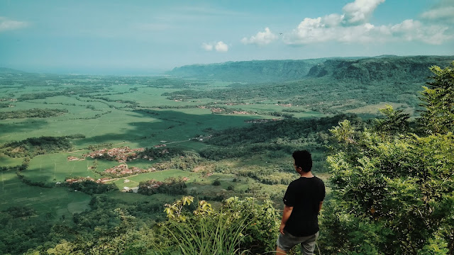 Jurang Panenjoan ini ada di lokasi perkemahan, buat backpacker yang mau kemah jangan khawatir banyak warung dan cara untuk mengakses Geopark Ciletuh.