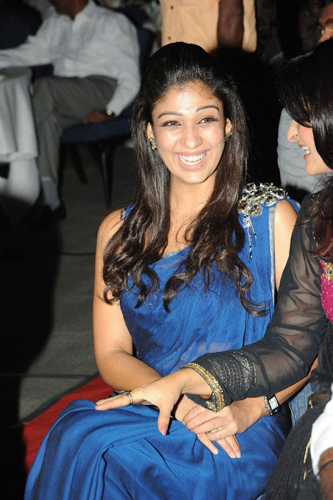 nayantara spicy in blue saree scope cine awards actress pics
