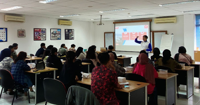 Febri Andrian Selaku Instruktur Safety Riding Sedang Memberikan Edukasi Keselamatan Berkendara Peserta Edukasi Safety Riding foto Bersama Instruktur Safety Riding