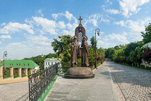 Памятник преподобным Антонию и Феодосию в Киево-Печерской Лавре