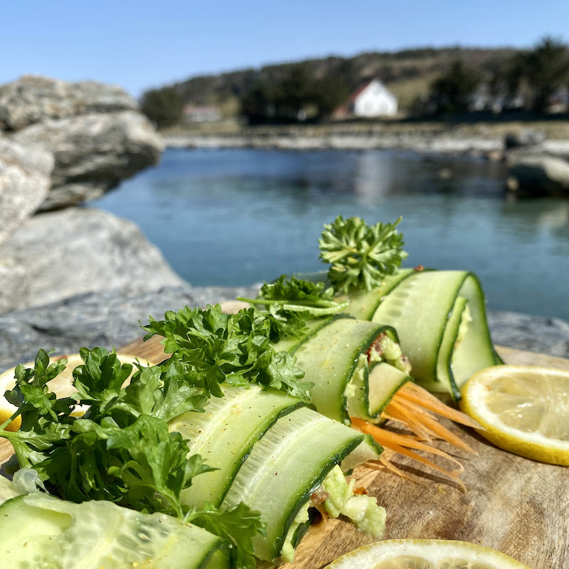 OGÓRKOWE ROLLSY Z SUSZONYMI POMIDORAMI I GUACAMOLE - Czytaj więcej »