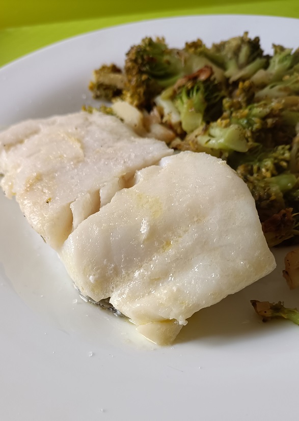 Bacalao con brócoli y ajos tiernos