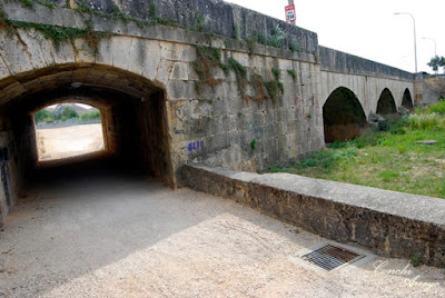 Puente cercano al Hotel Spa Rio Ucero que por arriba para la carretera N-122, tiene varios ojos por los que pasa el rio y uno a la izquierda que es un camino peatonal.