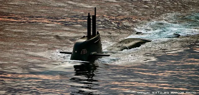 Tipo 212A Todaro Batch-I clase ITS Salvatore Todaro (S-526) se sumerge durante el ejercicio de guerra submarina de la OTAN DYNAMIC MANTA 2016 (DYMA 16) en el Mar Jónico, 22/02/2016. Foto de WO Artiques (HQ MARCOM).