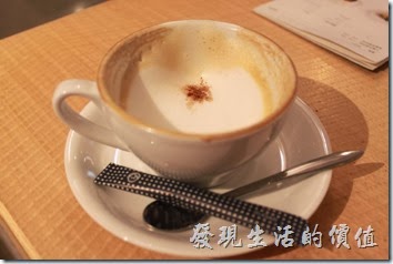 台南-咖啡茶朵Chador。卡布其諾咖啡。味道比拿鐵順一點，但相對的奶味比較重，只能說這裡的咖啡普普通通。
