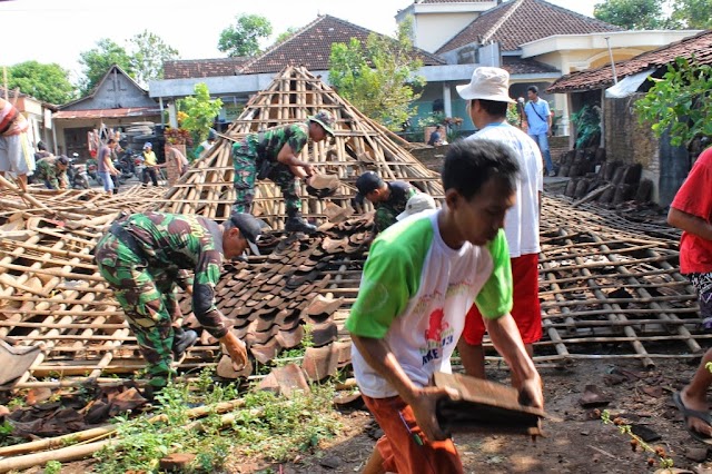 TNI, POLRI DAN MASYARAKAT BANTU WARGA DS. PRANAN POLOKARTO KORBAN ANGIN PUTING-BELIUNG